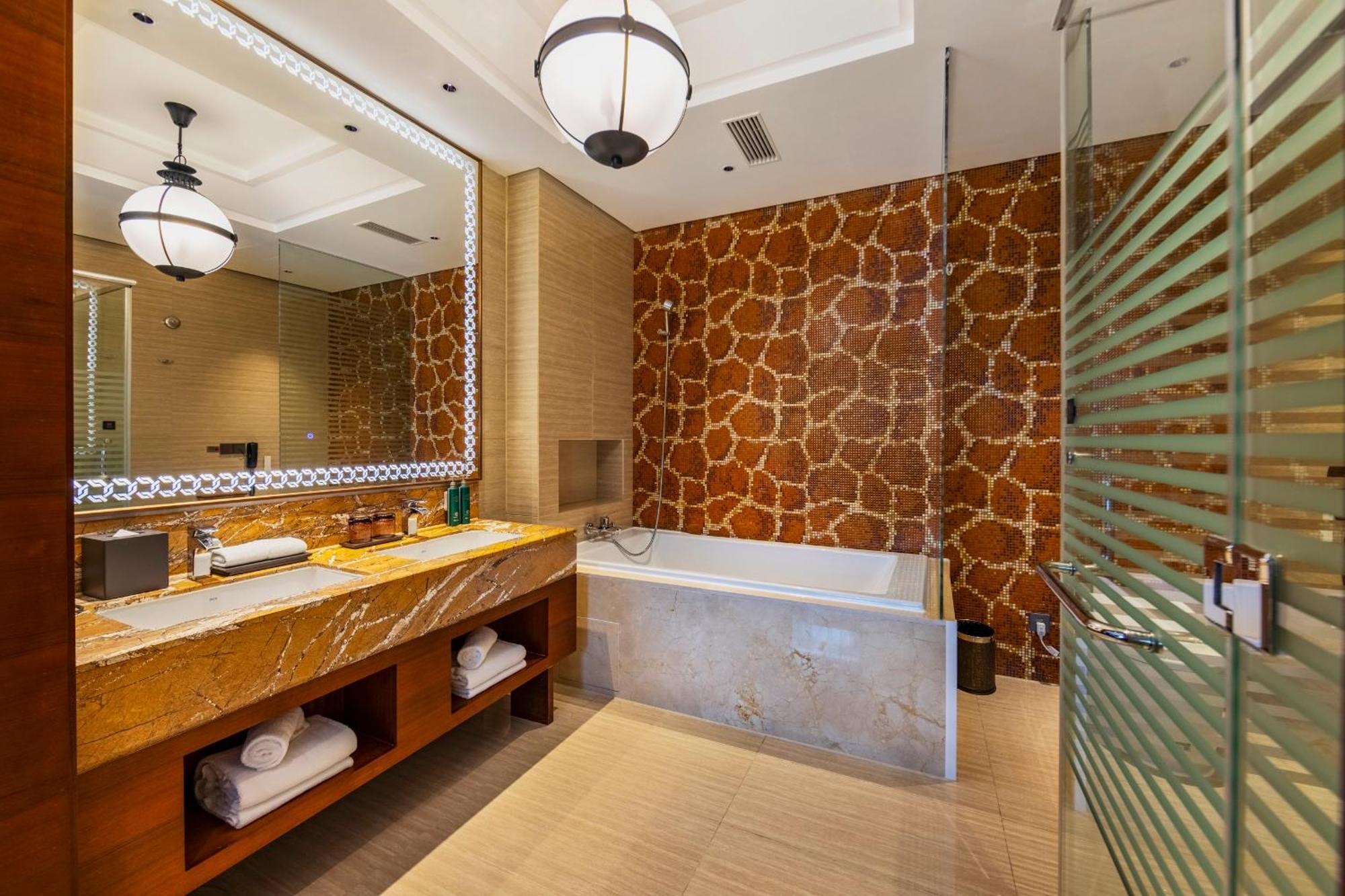 Fondney Necc Hongqiao Airport T2 Hotel 5*
